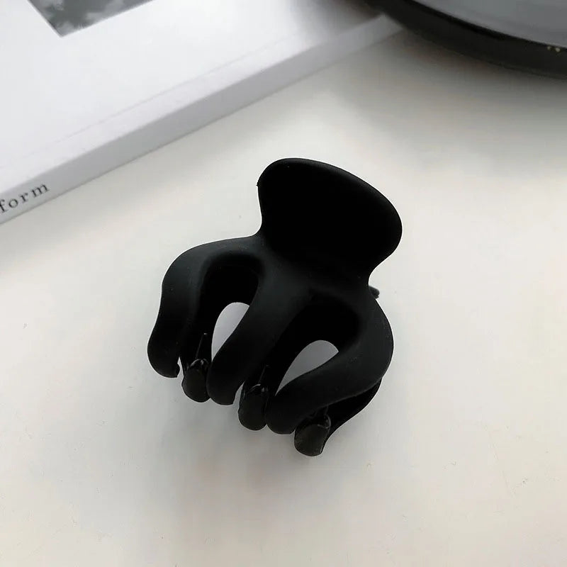 Elegant Black Geometric Hair Claw Clip for Women Long Hair Plastic Toothed Fashion Accessory
