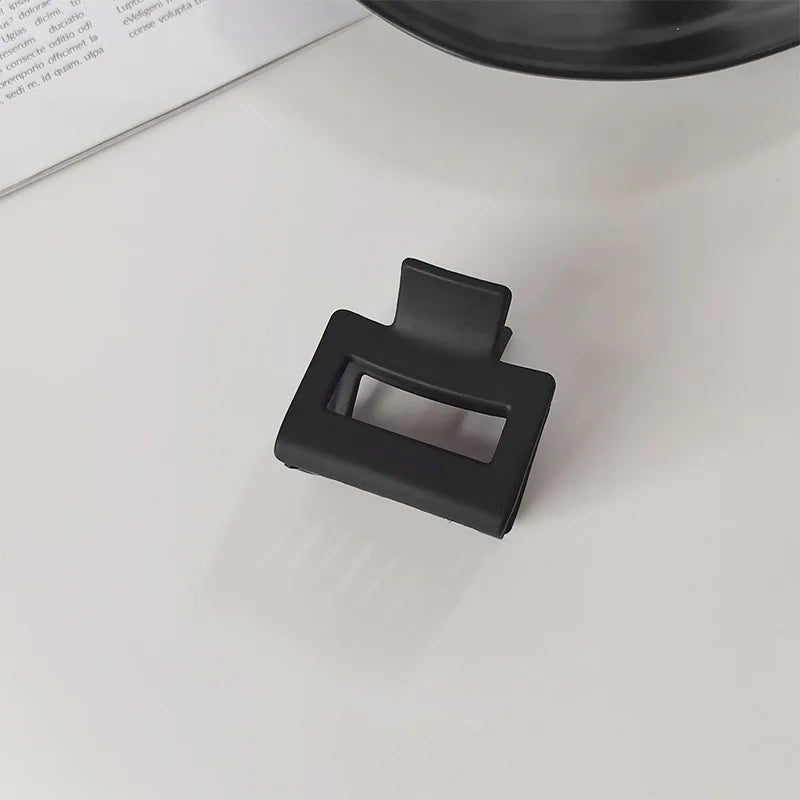Elegant Black Geometric Hair Claw Clip for Women Long Hair Plastic Toothed Fashion Accessory