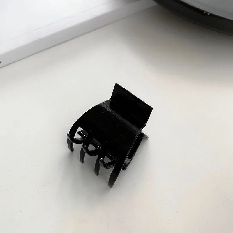 Elegant Black Geometric Hair Claw Clip for Women Long Hair Plastic Toothed Fashion Accessory