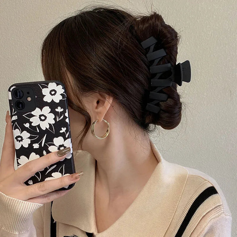 Elegant Black Geometric Hair Claw Clip for Women Long Hair Plastic Toothed Fashion Accessory
